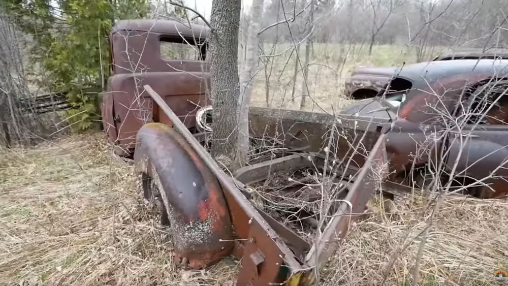 Abandoned Farmhouse Hides Several Classic Cars