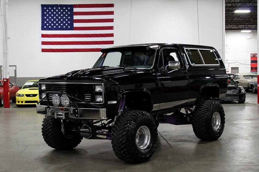 stap in Kolibrie Defilé The Road Less Traveled Awaits In This Behemoth 1985 Chevy Blazer