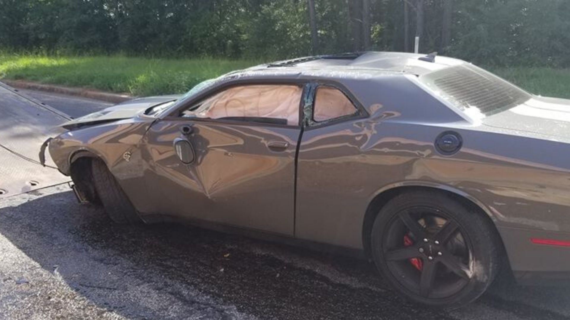 dodge challenger hellcat crashed in getaway attempt dodge challenger hellcat crashed in