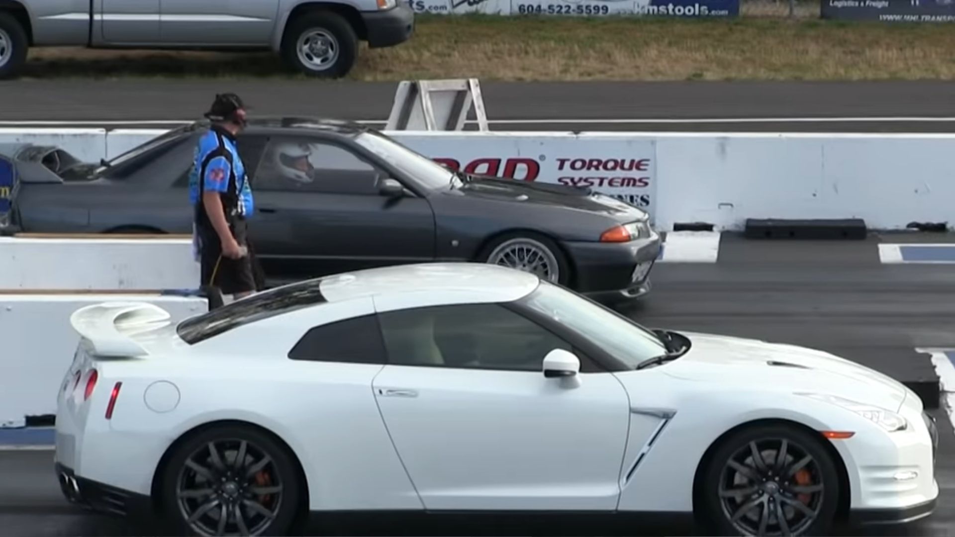 Watch A Nissan R32 Skyline Gt R Take On An R35 Gt R