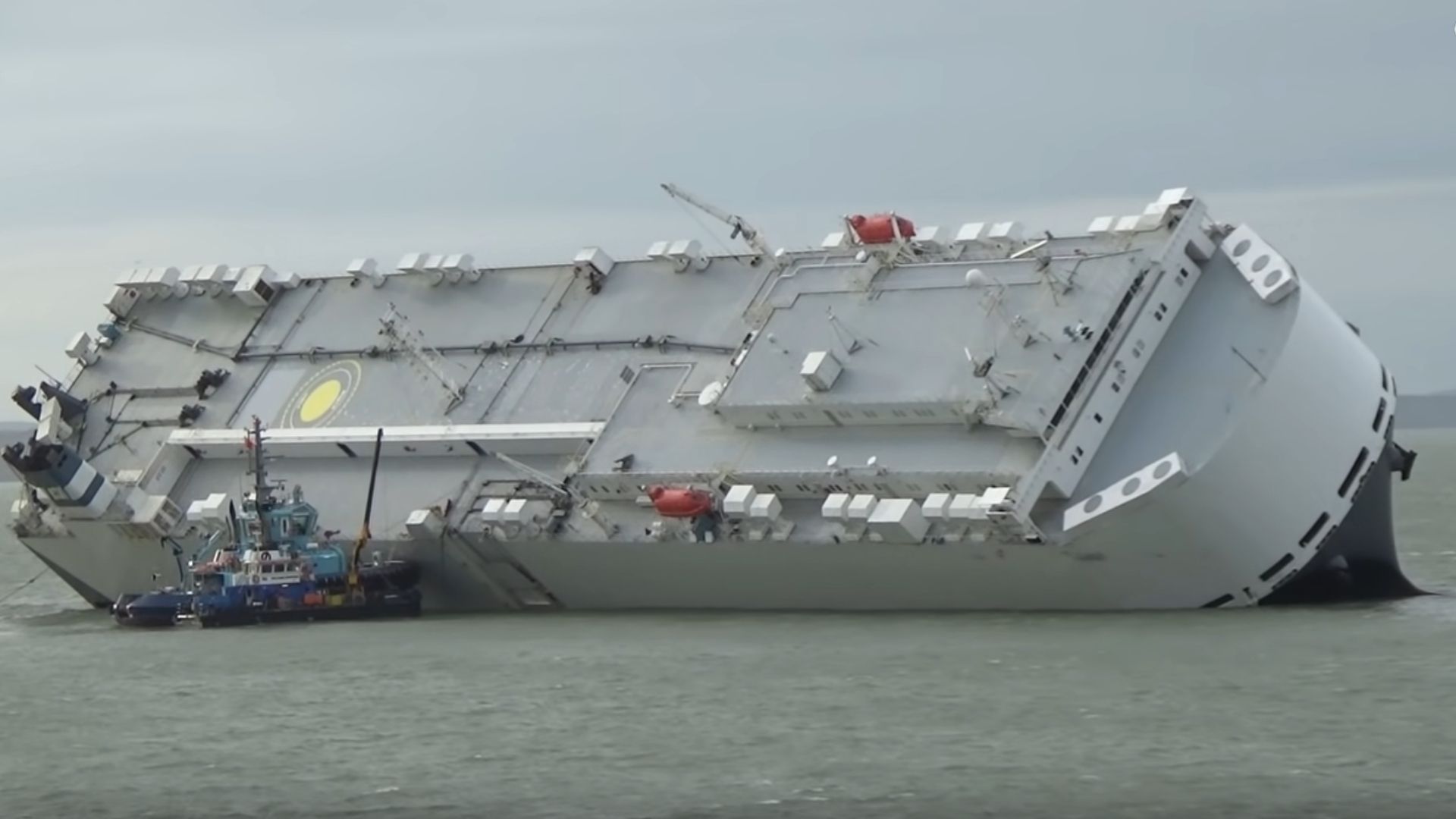 A ship carrying 350 tons. Крен судна. Снятие судна с мели. Корабли с Корее с автомобилями. Emerald Ace автомобилевоз.