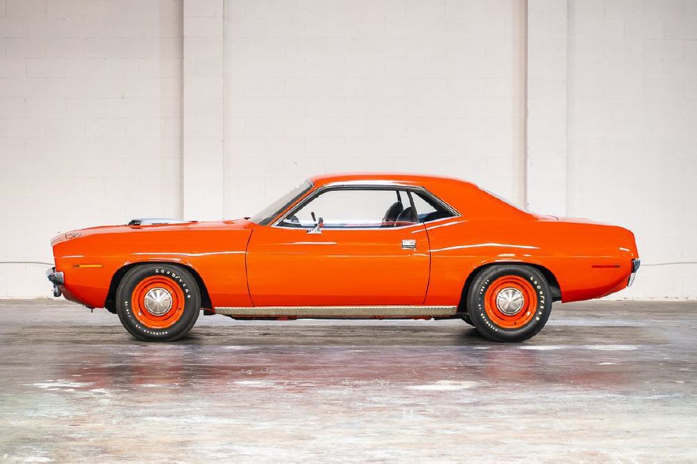 Кар стоит. Plymouth Hemi CUDA 1970 Drag Racing. Плимут 1970 года. Редкий Плимут. Drag Hemi CUDA.