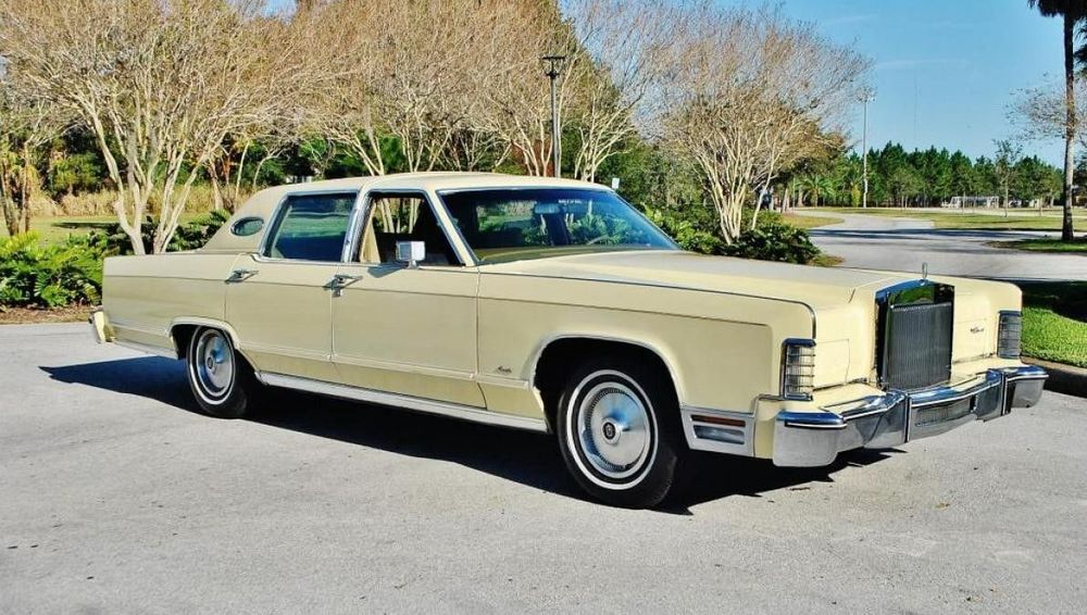 Lincoln Towncar With Sizable Luxury For Sale