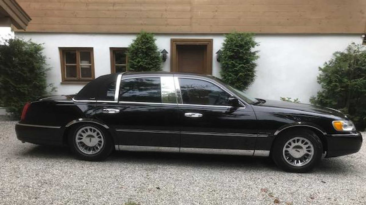 Johnny Cash s 2001 Lincoln Town Car Sells For 16.5K