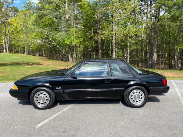 1988 Ford Mustang Notchback 5.0 Is a Budget-Friendly Unicorn