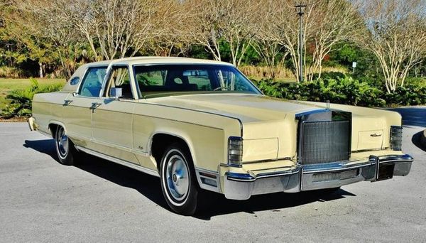 Lincoln Towncar With Sizable Luxury For Sale