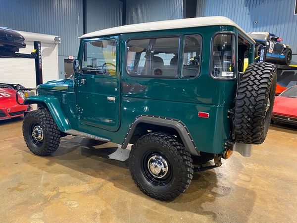 1977 Toyota FJ40 Is The Perfect Vintage Off-Roader