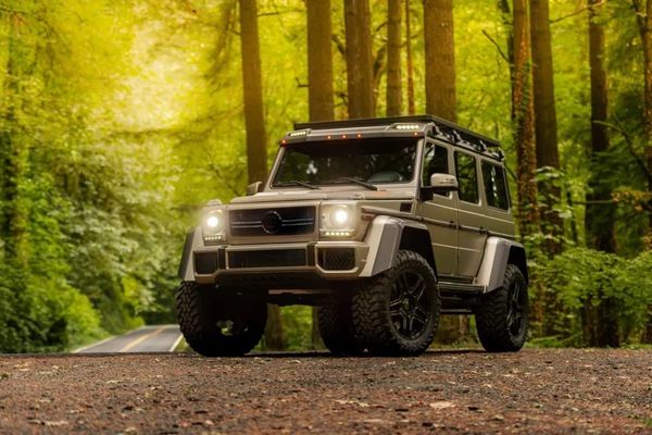 Top-Spec Mercedes Brabus G550 4x4 Is Climbing