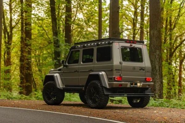 Top-Spec Mercedes Brabus G550 4x4 Is Climbing